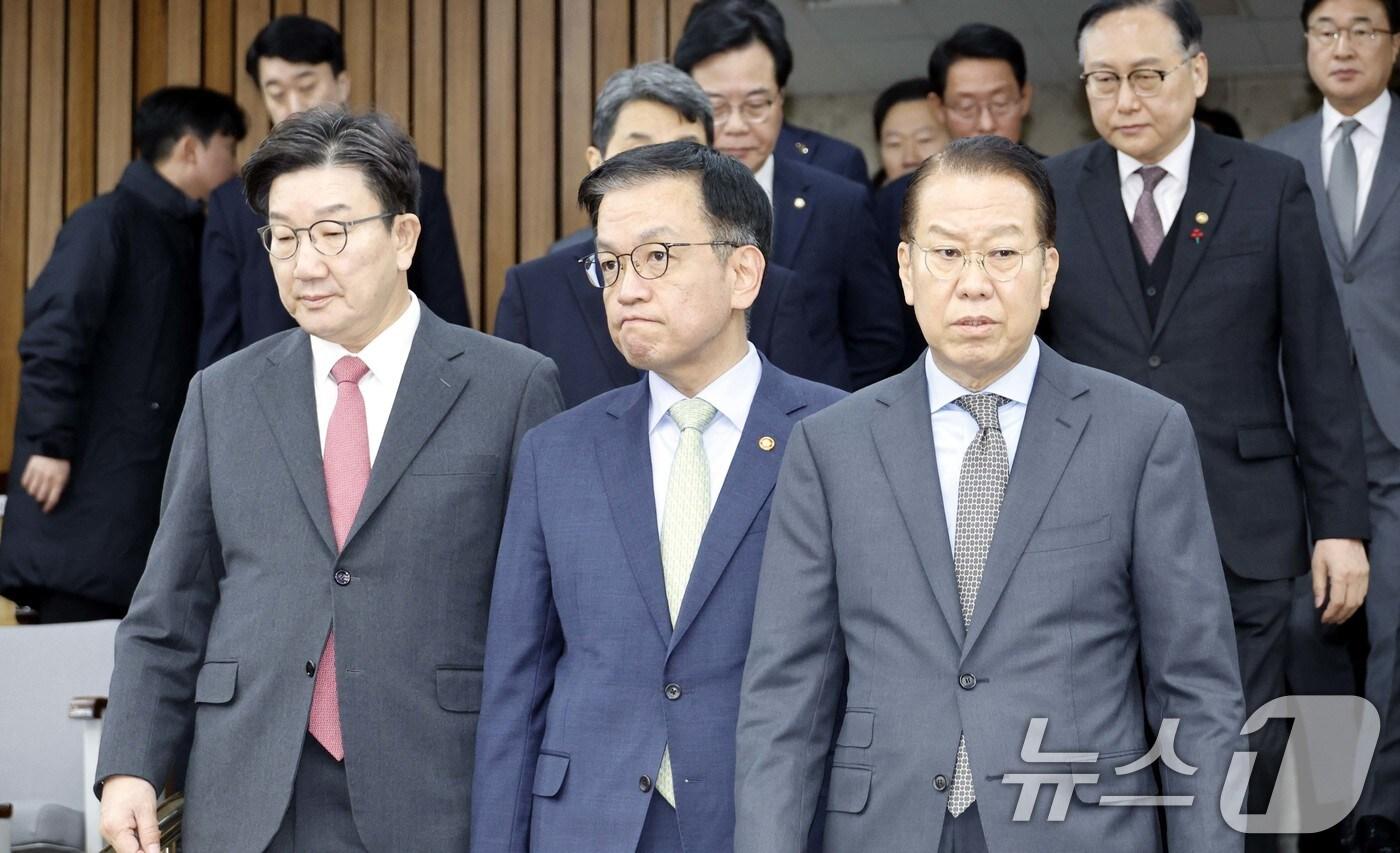 최상목 대통령 권한대행 경제부총리 겸 기획재정부 장관과 권영세 국민의힘 비상대책위원장과 권성동 원내대표가 8일 서울 여의도 국회에서 열린 비상 경제 안정을 위한 고위 당정협의회에 참석하고 있다. 2025.1.8/뉴스1 ⓒ News1 국회사진취재단