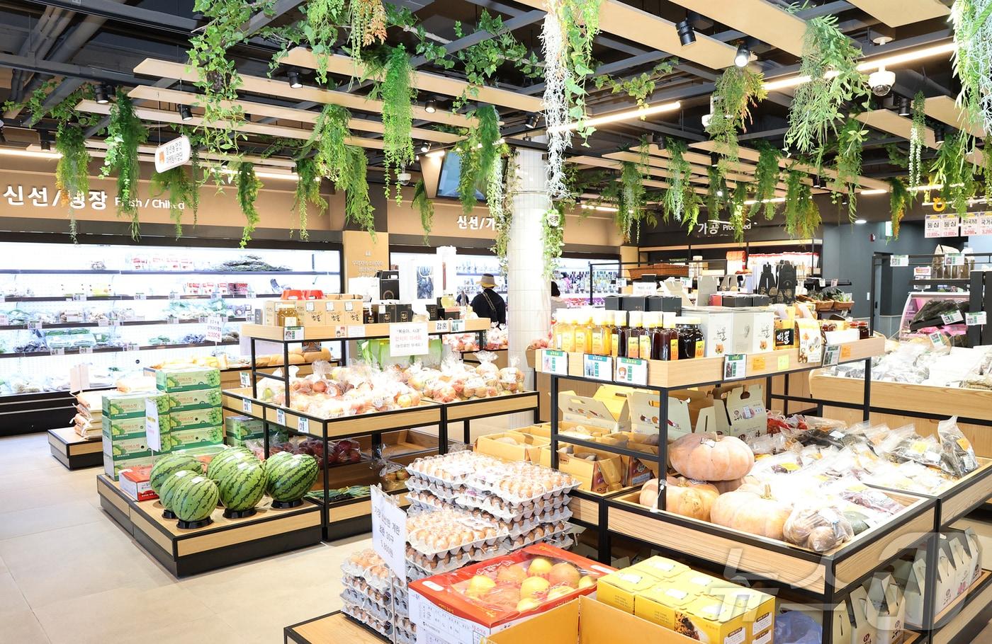  8일 충북 충주시는 지난해 23만 명이 지역 로컬푸드 직매장을 이용했다고 밝혔다. 사진은 탄금공원 로컬푸드 매장.&#40;충주시 제공&#41;/뉴스1