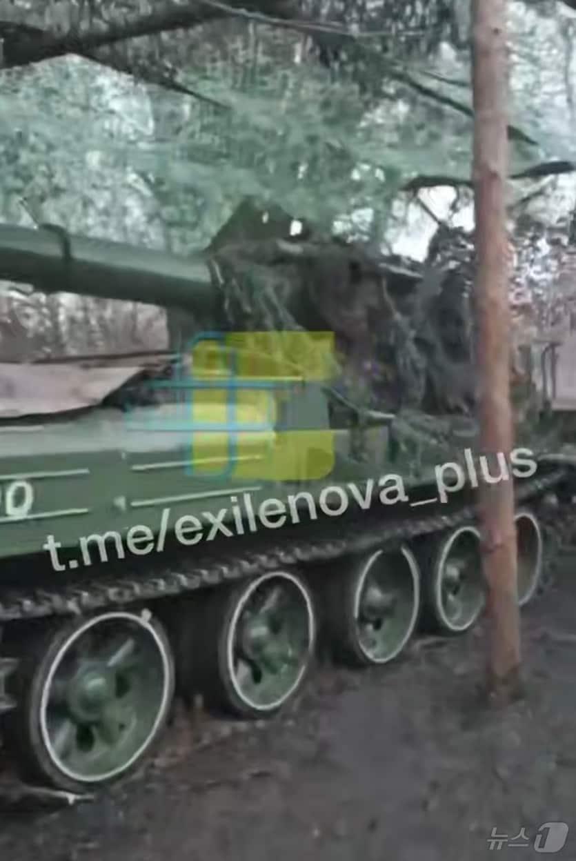 본문 이미지 - 텔레그램 계정 익셀노바(Exilenova)에 게재된 영상 속에는 북한의 170mm 자주포인 M-1989로 추정되는 무기가 우크라이나 전장에 투입된 정황이 담겼다. (텔레그램 캡처)