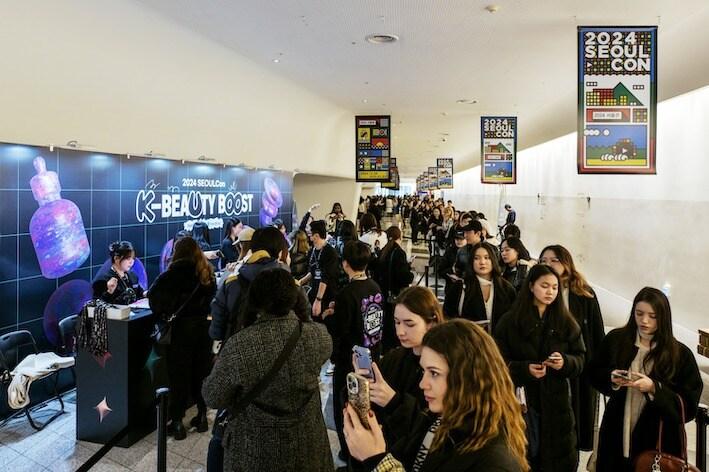 본문 이미지 - 지난달 30일 서울 동대문 DDP에서 개최한 &#39;2024 서울콘 K뷰티 부스트&#39;에 크리에이터 및 인플루언서 1300여 명 포함 총 1600여 명이 참가하며 역대 최대 기록으로 성황리에 마무리됐다.&#40;누리하우스제공&#41;