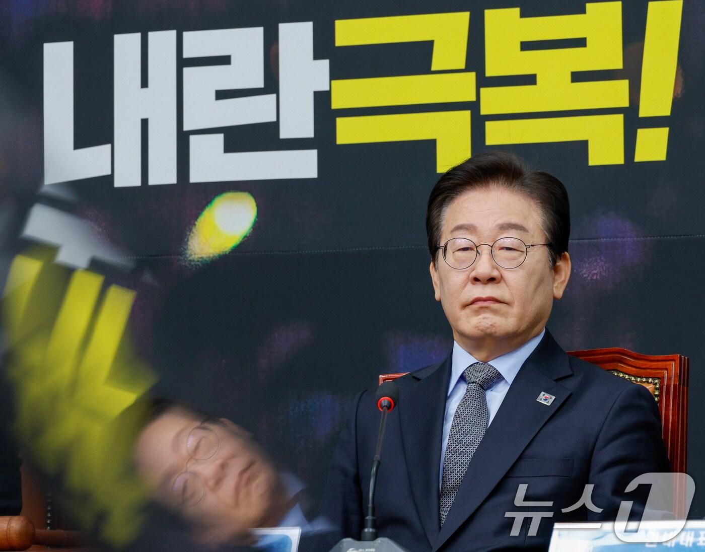 본문 이미지 - 이재명 더불어민주당 대표가 8일 서울 여의도 국회에서 열린 최고위원회의에 참석해 참석자 발언을 듣고 있다. 2025.1.8/뉴스1 ⓒ News1 안은나 기자