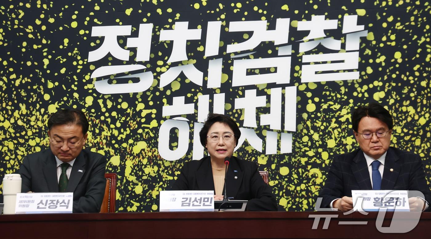 김선민 조국혁신당 당대표 권한대행이 8일 오전 서울 여의도 국회에서 열린 '조국혁신당 더 탄탄한 대한민국으로 위원회(탄탄대로) 회의'에서 모두 발언을 하고 있다. 오른쪽부터 황운하 원내대표, 김 권한대행, 신장식 제1위원장. 2024.1.8/뉴스1 ⓒ News1 김민지 기자