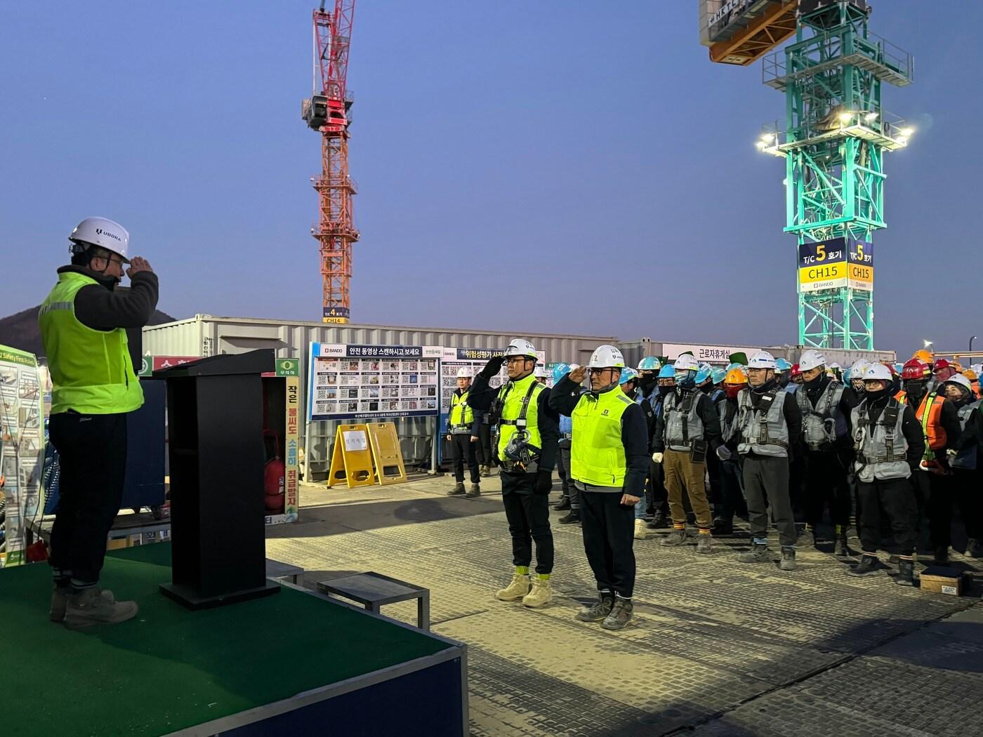 본문 이미지 - 반도건설 시공부문 이정렬 대표가 참석한 가운데 &#39;2025년도 전 현장 안전보건방침 및 목표 선포식&#39;을 열었다&#40;반도건설 제공&#41;.