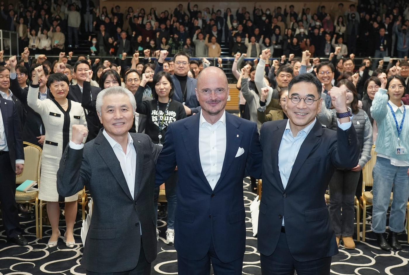 본문 이미지 - 지난 6일 SC제일은행 본점에서 열린 임직원 신년 타운홀에서 박종복 SC그룹 Senior Advisor(왼쪽부터), 디에고 디 조르지 SC그룹 최고재무책임자, 이광희 SC제일은행장이 기념촬영을 하고 있다.