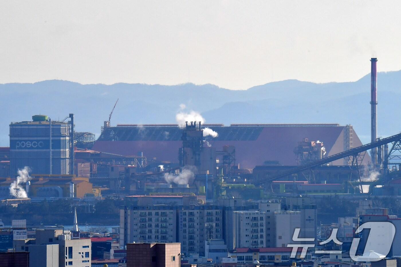 8일 포스코 포항제철소가 초대형 원료 밀폐화 저장설비공사를 진행 중이다. 이 시설은 비산먼지 저감과 원료품질을 높이기 위한 시설로 높이 60m, 철강석 원료 약 25만톤을 저정할 수 있는 규모다. 2025.1.8/뉴스1 ⓒ News1 최창호 기자