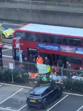 본문 이미지 - 7일&#40;현지시간&#41; 영국 런던 동남부 울리치에서 14살 소년이 흉기에 찔려 살해당한 현장. &#40;사진은 X&#40;옛 트위터&#41; 영상 갈무리&#41;