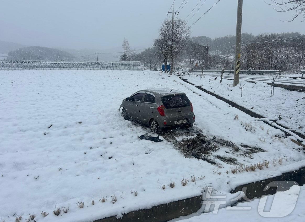 본문 이미지 - 7일 오전 9시 27분께 전북 고창에서 승용차가 눈길에 미끄러진 모습(전북자치도소방본부 제공) 2025.1.8/뉴스1