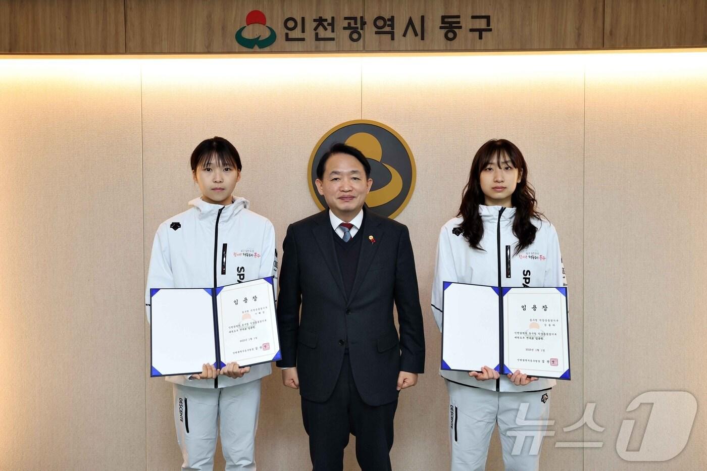 인천 동구 여자태권도팀에 영입된 57㎏급 이혜정&#40;22·왼쪽&#41;, 53㎏급 김솔라&#40;22&#41; 선수가 김찬진 동구청장&#40;가운데&#41;과 기념촬영을 하고 있다.2025.1.8/뉴스1