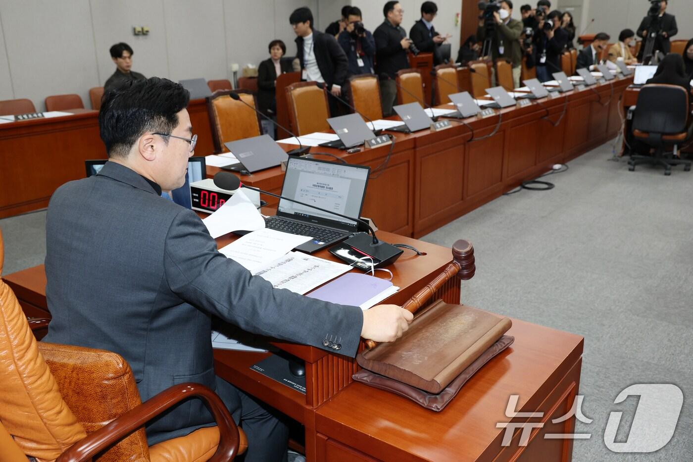본문 이미지 - 박찬대 국회 운영위원장이 8일 오전 서울 여의도 국회에서 열린 '12·3 계엄 사태' 관련 현안 질의를 위한 운영위원회 전체회의에서 의사봉을 두드리고 있다. 이날 국민의힘 의원들과 현안 질의 증인으로 채택된 대통령실 참모들이 운영위 전체회의에 불참해 자리가 비어있다. 2025.1.8/뉴스1 ⓒ News1 이광호 기자