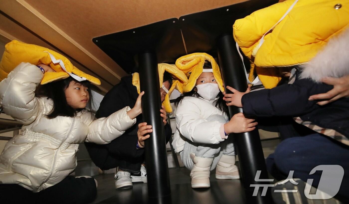 부산 동래구 부산119안전체험관에서 초등학생들이 지진 대피 체험 교육을 받고 있다. 2025.1.8/뉴스1 ⓒ News1 윤일지 기자