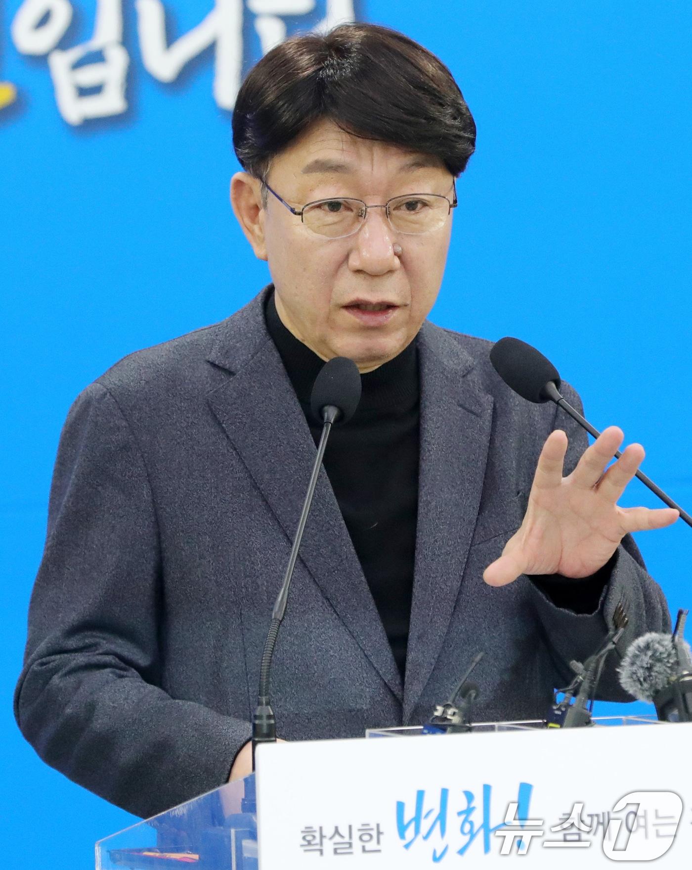 본문 이미지 - 우범기 전주시장이 8일 전북자치도 전주시 전주시청에서 2025년 신년 기자회견을 열고 질의에 답변을 하고 있다. 2025.1.8/뉴스1 ⓒ News1 유경석 기자