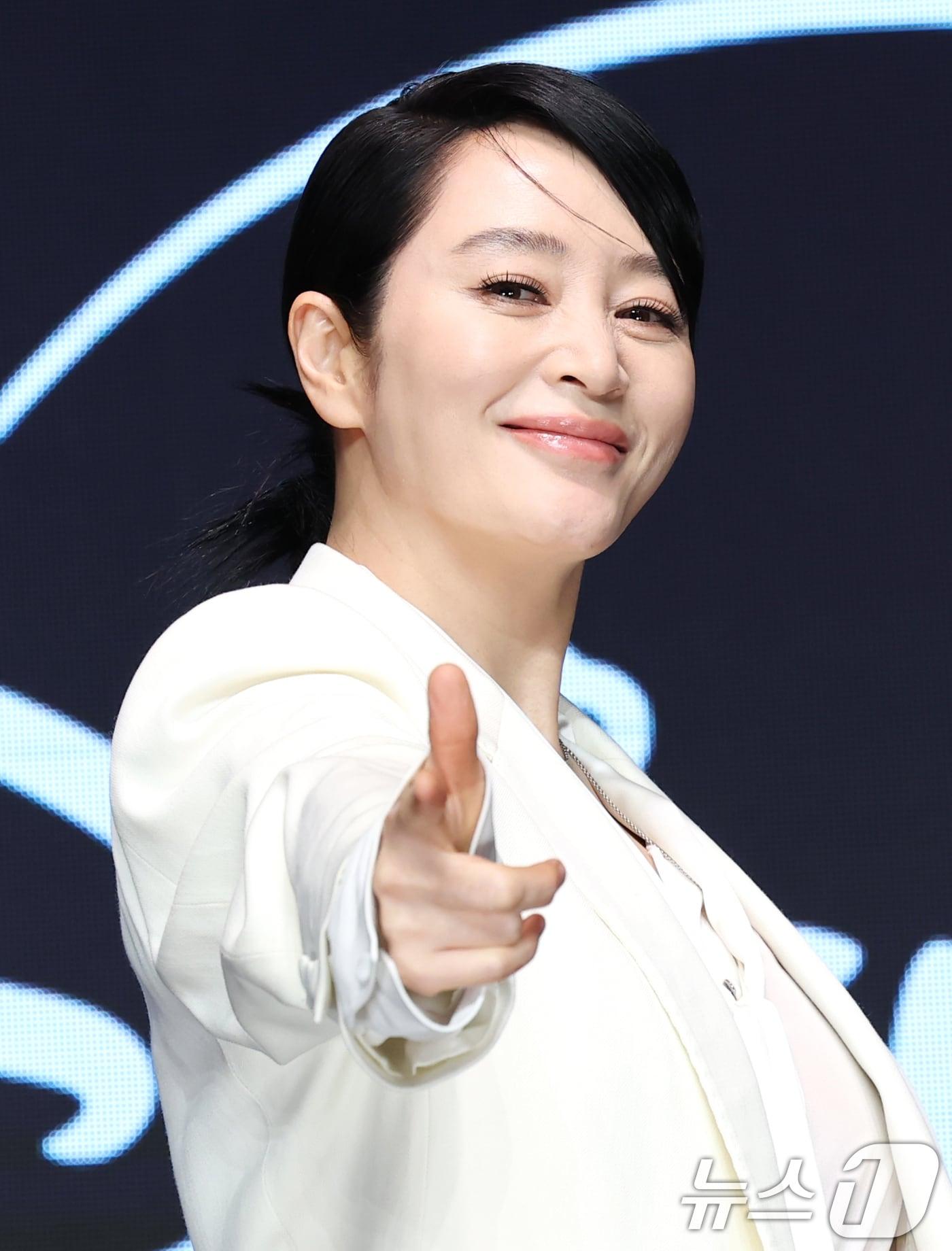 본문 이미지 - 배우 김혜수가 8일 서울 영등포구 콘래드호텔에서 열린 디즈니+(플러스) 새 오리지널 시리즈 '트리거’ 제작발표회에 참석해 포즈를 취하고 있다. '트리거'는 이 꽃 같은 세상, 나쁜 놈들을 구제하기 위해 일단 카메라부터 들이대고 보는 지독한 탐사보도 프로 놈들의 이야기를 그린 작품이다. 2025.1.8/뉴스1 ⓒ News1 권현진 기자