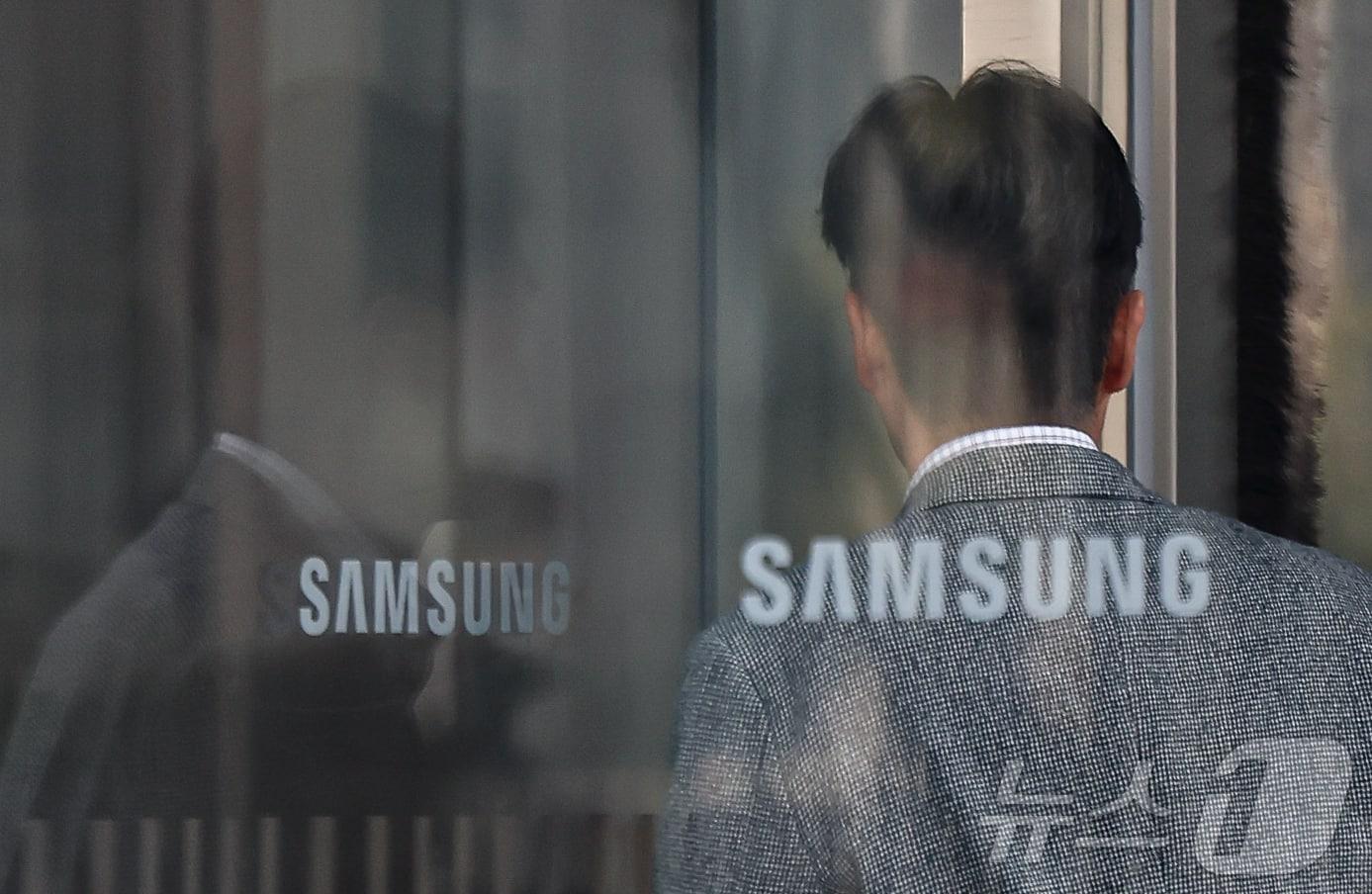 본문 이미지 - 삼성전자가 지난해 4분기 시장 전망치를 밑도는 6조원대 영업이익을 냈다. 서울서초구 삼성전자 서초사옥. 2025.1.8/뉴스1 ⓒ News1 김도우 기자