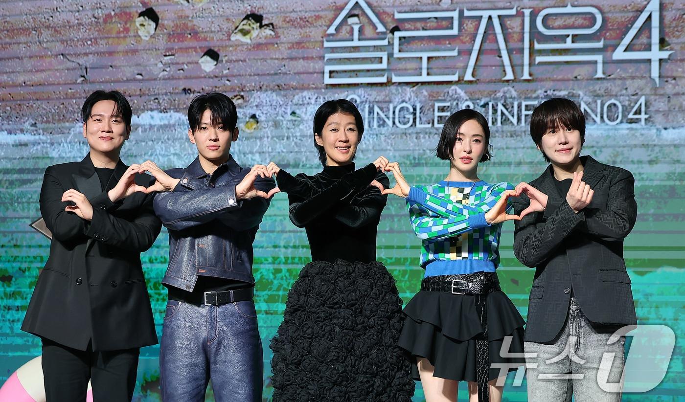 본문 이미지 - 가수 한해(왼쪽부터), 방송인 겸 유투버 덱스(DEX), 방송인 홍진경, 배우 이다희, 가수 규현이 8일 서울 마포구 호텔 나루 서울 엠갤러리에서 열린 넷플릭스(Netflix) 오리지널 '솔로지옥4' 제작발표회에 참석해 포즈를 취하고 있다. '솔로지옥4'는 커플이 되어야만 나갈 수 있는 외딴 섬, ‘지옥도’에서 펼쳐질 솔로들의 솔직하고 화끈한 데이팅 리얼리티쇼로 오는 14일 공개된다. 2025.1.8/뉴스1 ⓒ News1 김진환 기자
