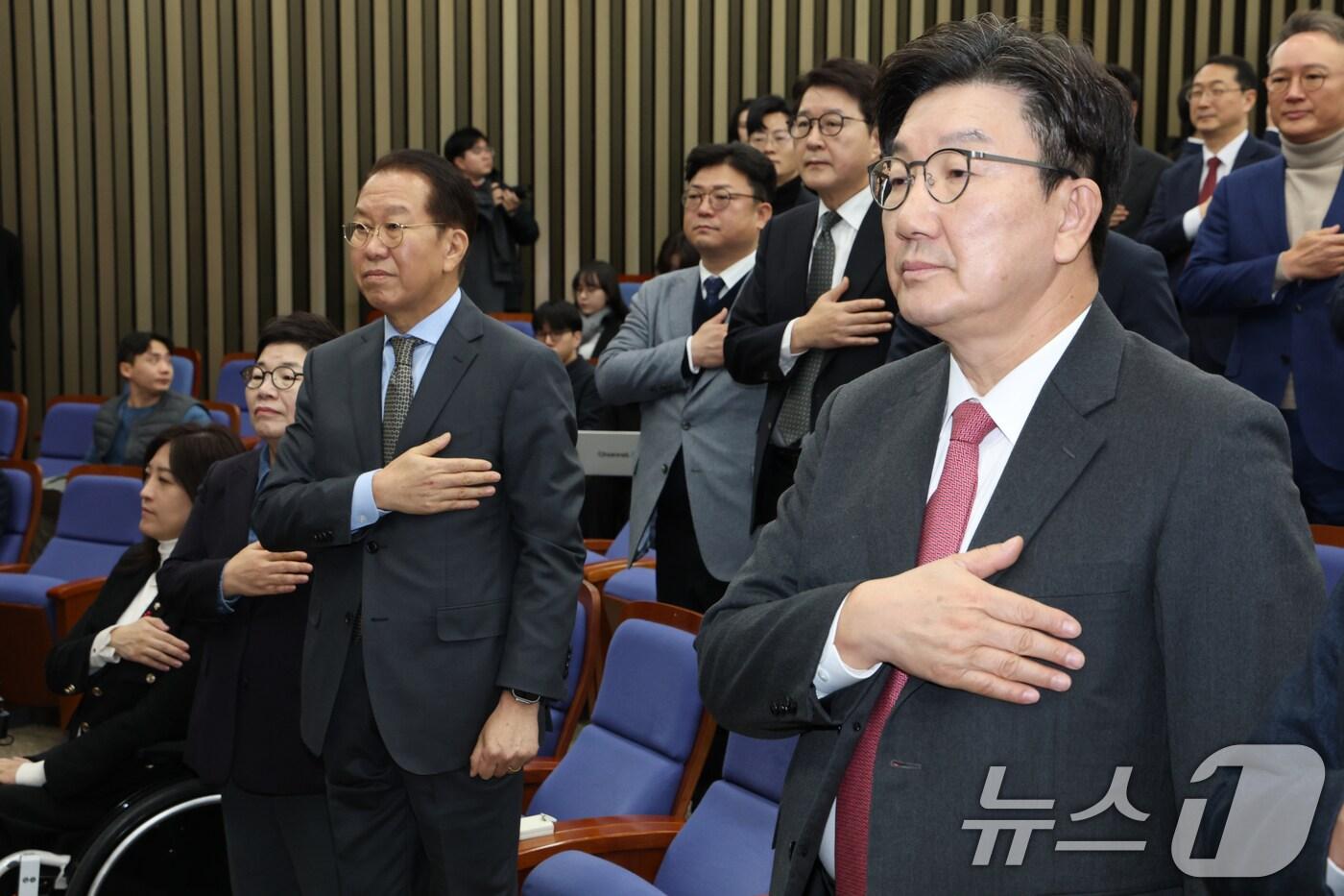 국민의힘 권영세 비상대책위원장과 권성동 원내대표를 비롯한 의원들이 8일 오전 서울 여의도 국회에서 열린 의원총회에서 국민의례를 하고 있다. 2025.1.8/뉴스1 ⓒ News1 이광호 기자