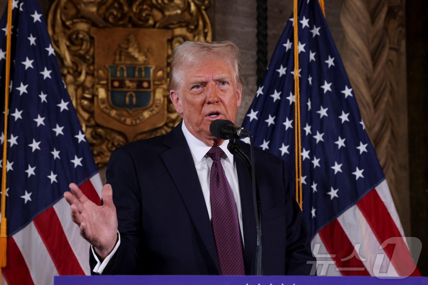 도널드 트럼프 미국 대통령 당선인이 7일&#40;현지시간&#41; 플로리다주 팜비치에 있는 마러라고 저택에서 기자회견을 갖고 있다. 2025.01.08 ⓒ 로이터=뉴스1 ⓒ News1 우동명 기자