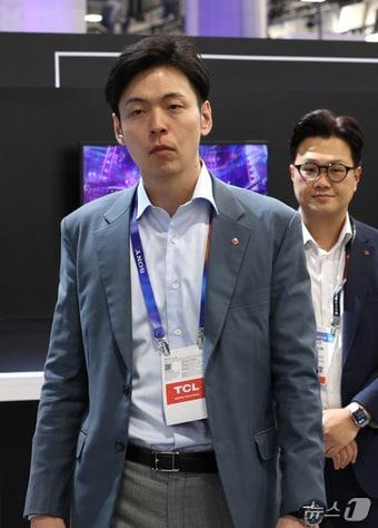 본문 이미지 - 신유열 롯데지주 미래성장실장(부사장)이 세계 최대 정보기술(IT)·가전 전시회 'CES 2025' 개막일인 7일(현지시간) 미국 네바다주 라스베이거스 컨벤션센터(LVCC)에 마련된 롯데이노베이트 부스를 둘러보고 있다. 2025.1.8/뉴스1 ⓒ News1 신웅수 기자