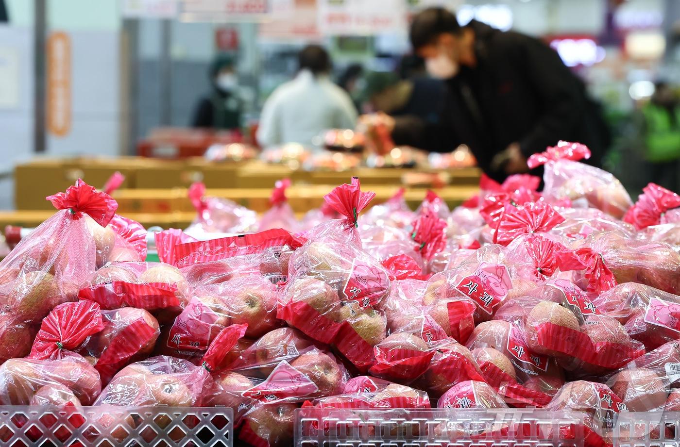 본문 이미지 - 서울 시내 한 대형마트에서 시민들이 사과 등 과일을 살펴보고 있다. ⓒ 뉴스1 김도우 기자