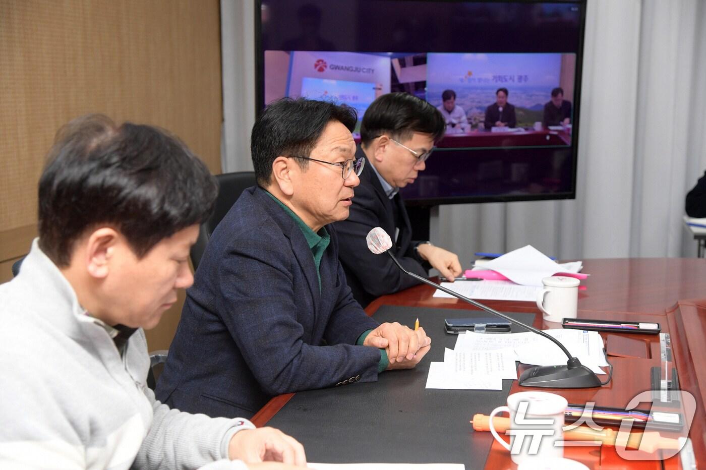 강기정 광주시장이 8일 시청 영상회의실에서 열린 CES 2025 광주공동관 온라인 개관식에 참석해 인사말을 하고 있다.(광주시 제공)2025.1.8/뉴스1 