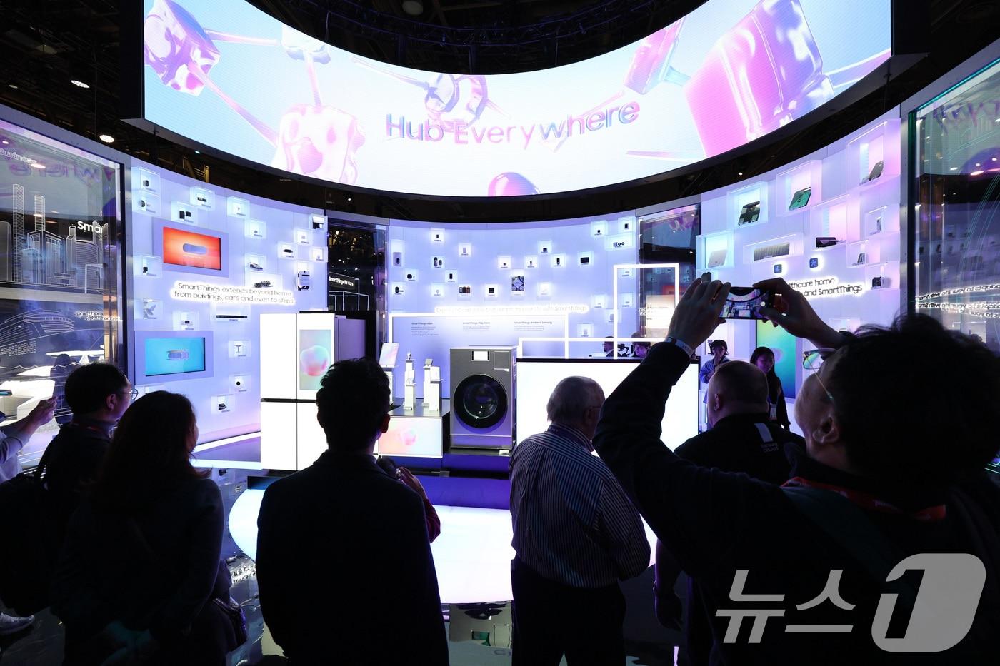 세계 최대 정보기술&#40;IT&#41;·가전 전시회 &#39;CES 2025&#39; 개막일인 7일&#40;현지시간&#41; 미국 네바다주 라스베이거스 컨벤션센터&#40;LVCC&#41;에 마련된 삼성전자 부스에서 관람객들이 홈 AI로 연결되는 기기들을 살펴보고 있다. 2025.1.8/뉴스1 ⓒ News1 신웅수 기자