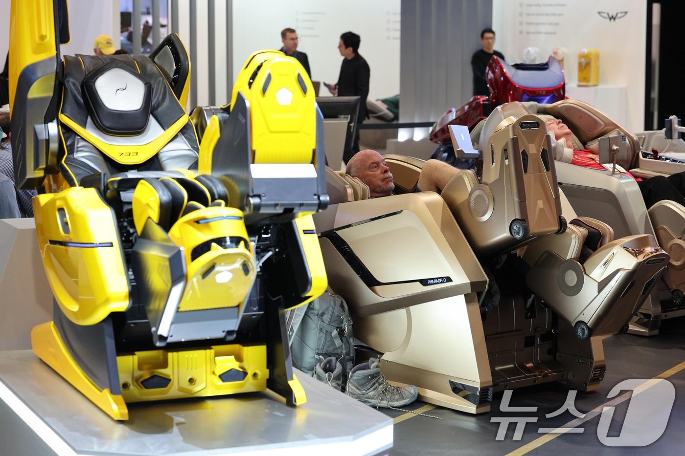 세계 최대 정보기술&#40;IT&#41;·가전 전시회 &#39;CES 2025&#39; 개막일인 7일&#40;현지시간&#41; 미국 네바다주 라스베이거스 컨벤션센터&#40;LVCC&#41;에 마련된 바디프랜드 부스에서 관람객이 이용자에 따라 맞춤 마사지를 추천하는 헬스케어로봇을 체험하고 있다. 2025.1.8/뉴스1 ⓒ News1 신웅수 기자