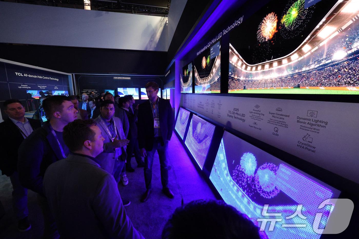 본문 이미지 - 세계 최대 정보기술(IT)·가전 전시회 'CES 2025' 개막일인 7일(현지시간) 미국 네바다주 라스베이거스 컨벤션센터(LVCC)에 마련된 중국기업 TCL 부스에서 관람객들이 패널 기술 발전 과정을 살펴보고 있다. 2025.1.8 ⓒ 뉴스1 신웅수 기자