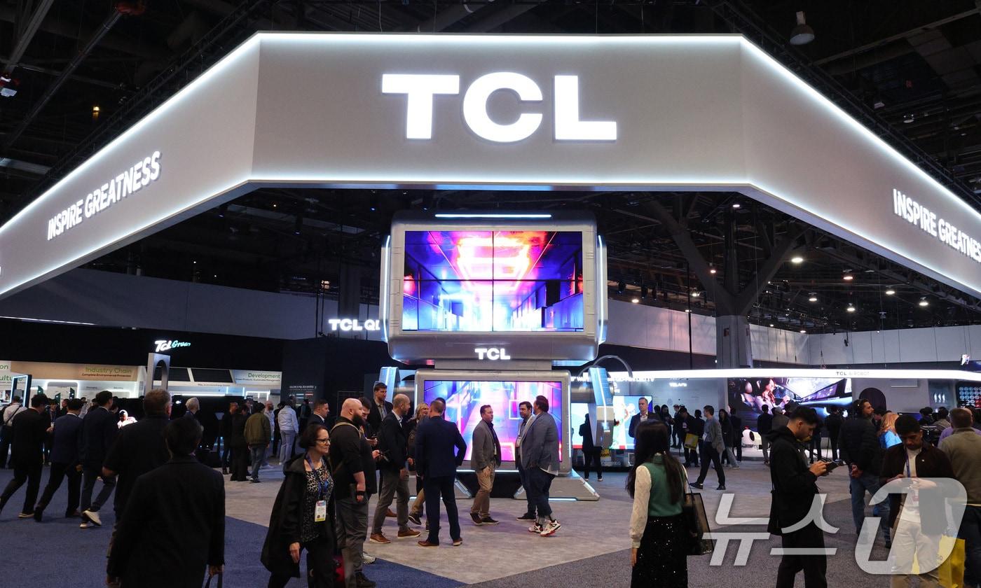 세계 최대 IT(정보기술)·가전 전시회 'CES 2025' 개막일인 7일(현지시간) 미국 네바다주 라스베이거스 컨벤션센터(LVCC)에 마련된 TCL 부스가 관람객들로 붐비고 있다. 2025.1.8/뉴스1 ⓒ News1 신웅수 기자