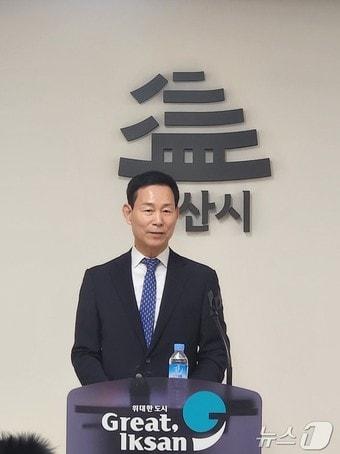 본문 이미지 - 8일 익산시청 기자실을 방문한 최정호 전 국토교통부 차관&#40;최 전 차관 제공&#41; 2025.1.8/뉴스1