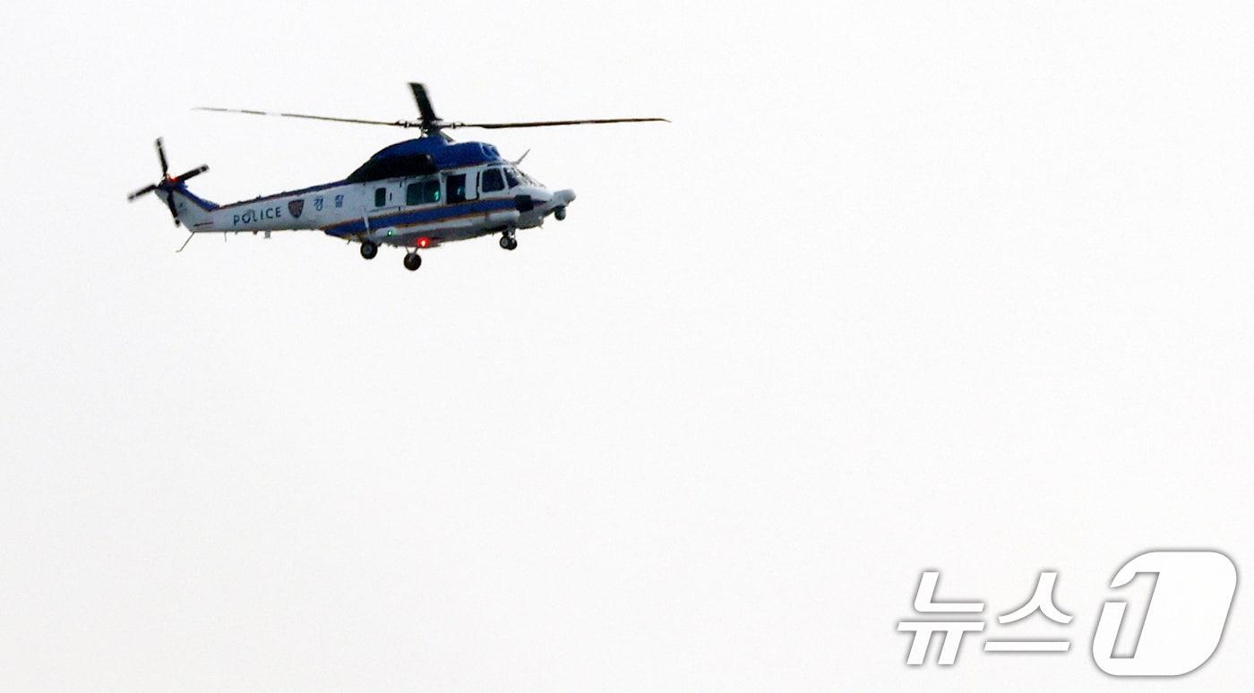 법원이 12·3 비상계엄 선포 사태 관련 내란 우두머리(수괴) 혐의를 받는 윤석열 대통령에 대한 체포영장을 재발부한 가운데 8일 서울 용산구 한남동 관저 인근에서 경찰 헬기가 포착됐다. 2025.1.8/뉴스1 ⓒ News1 이동해 기자
