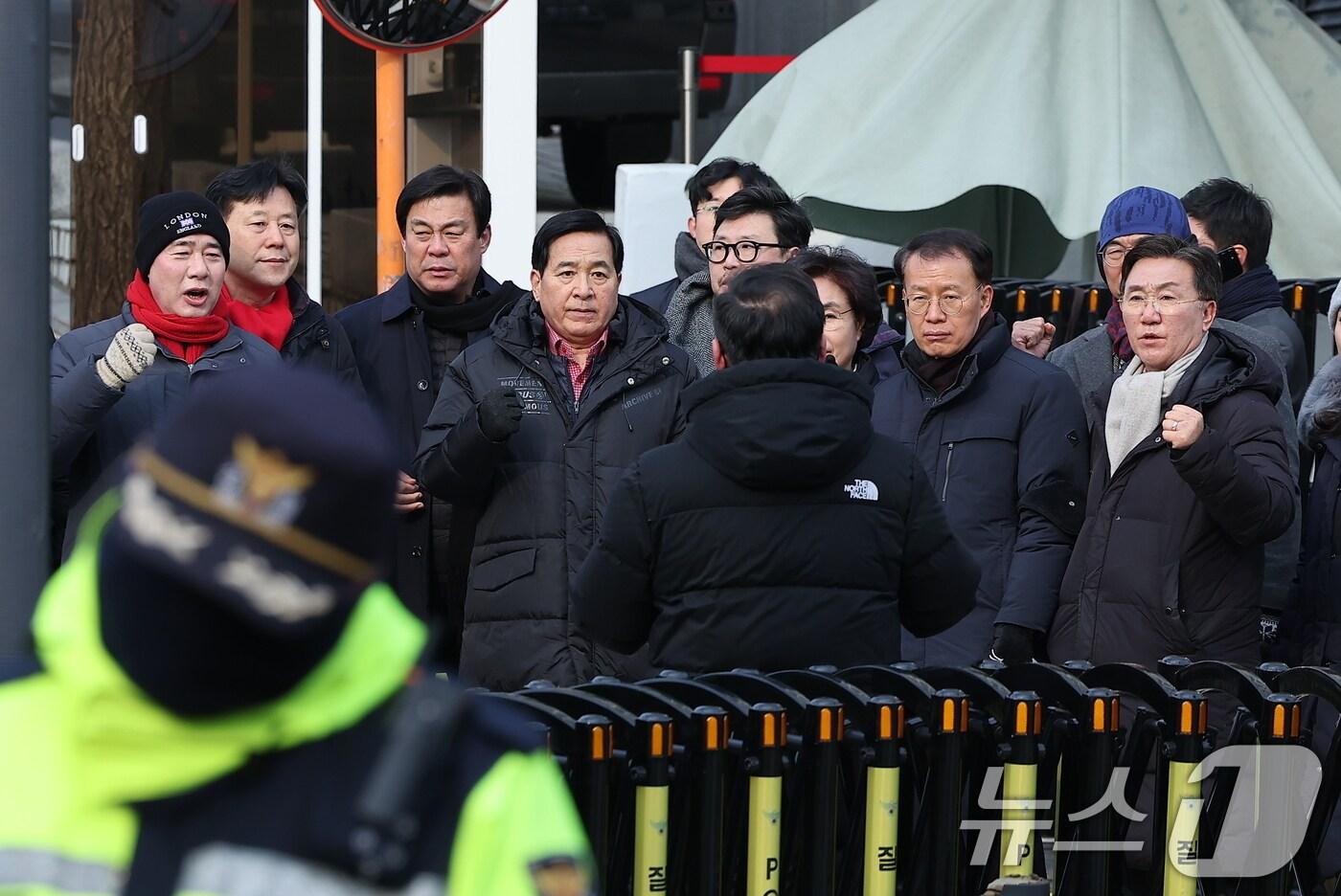 본문 이미지 - 심재철 국민의힘 경기도당 위원장(왼쪽 네 번째)을 비롯한 당 관계자들이 8일 서울 용산구 윤석열 대통령 관저 앞에 집결해 있다. 2025.1.8/뉴스1 ⓒ News1 김진환 기자