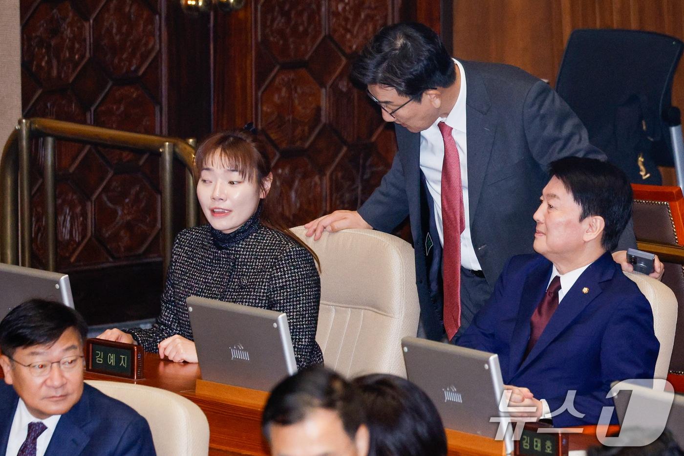 본문 이미지 - 권성동 국민의힘 원내대표가 8일 오후 서울 여의도 국회에서 열린 제420회국회(임시회) 제4차 본회의에서 초선 소신파로 알려진 김예지 의원을 찾아가 대화하고 있다. 오른쪽은 안철수 의원. 2025.1.8/뉴스1 ⓒ News1 안은나 기자