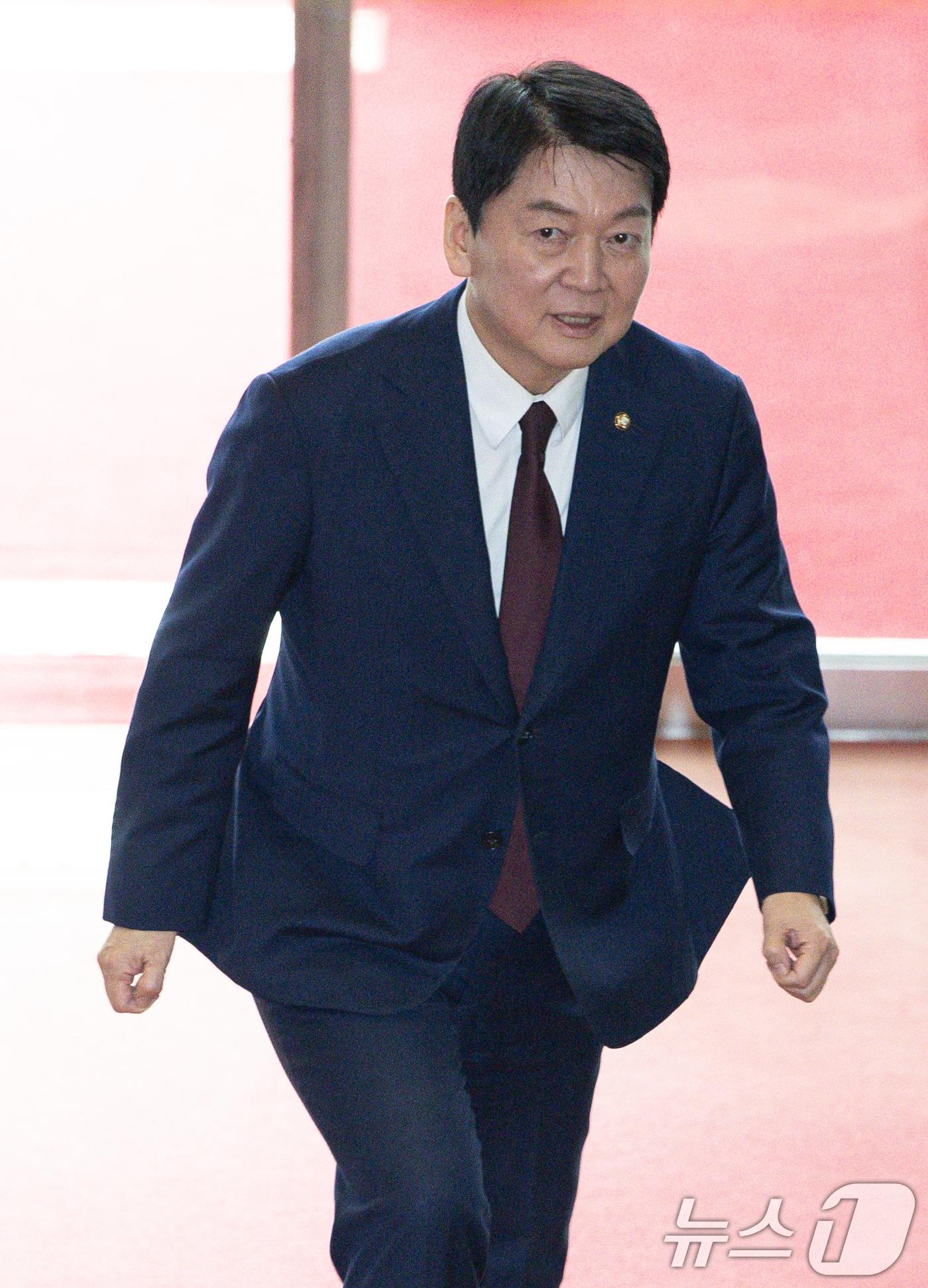 본문 이미지 - 안철수 국민의힘 의원이 8일 오후 서울 여의도 국회에서 열린 의원총회에 참석하고 있다. 2025.1.8/뉴스1 ⓒ News1 이재명 기자
