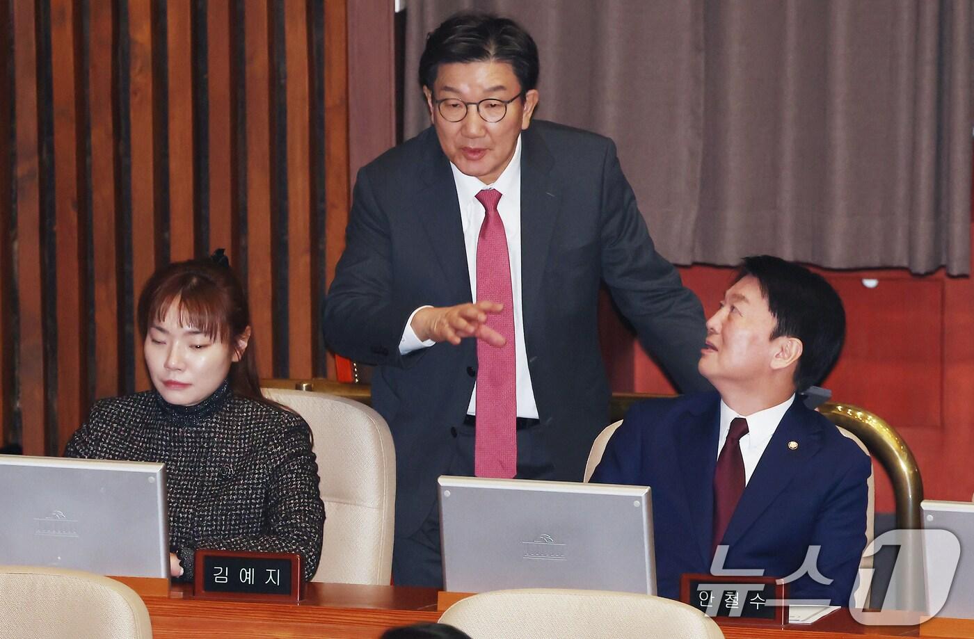 본문 이미지 - 권성동 국민의힘 원내대표가 8일 오후 서울 여의도 국회에서 열린 제420회국회(임시회) 제4차 본회의에서 안철수, 김예지 의원과 대화하고 있다. 2025.1.8/뉴스1 ⓒ News1 김민지 기자