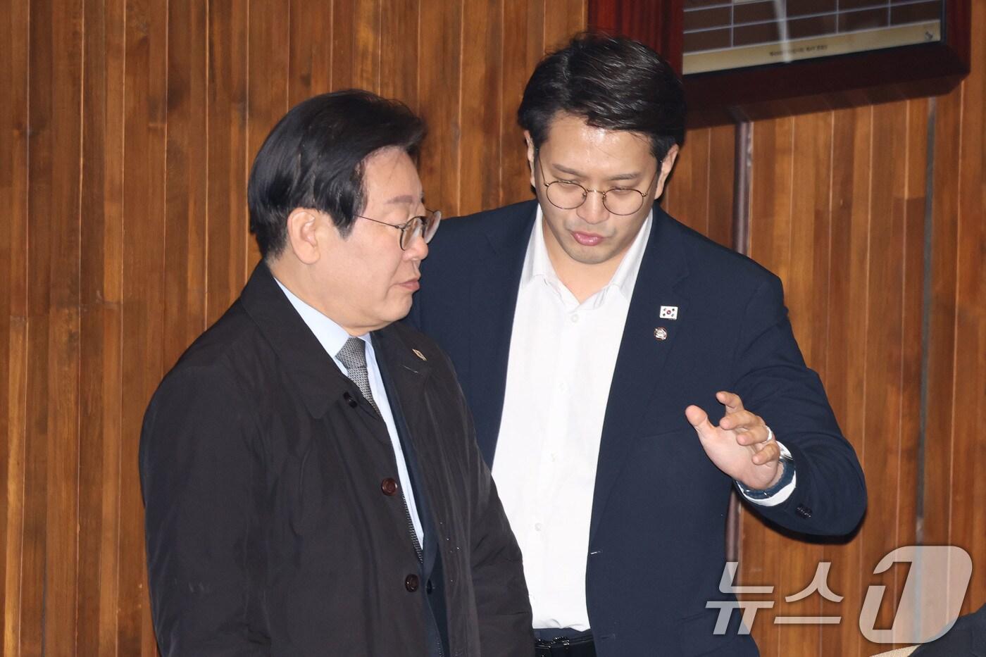 이재명 더불어민주당 대표가 8일 오후 서울 여의도 국회에서 열린 본회의에 참석해 전용기 의원과 대화하고 있다. 2025.1.8/뉴스1 ⓒ News1 이광호 기자