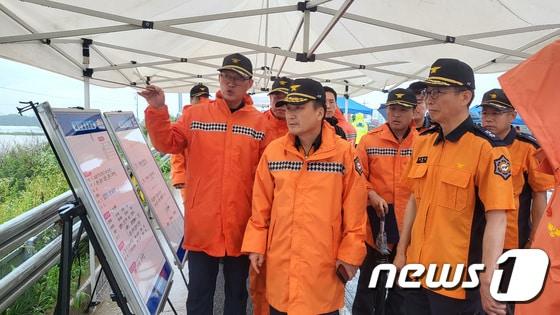 본문 이미지 - 서정일 전 청주서부소방서장&#40;왼쪽&#41;이 지난해 7월 15일 참사 현장을 찾은 남화영 당시 소방청장&#40;가운데&#41;에게 참사 경위를 설명하고 있다. &#40;소방청 제공&#41;/뉴스1