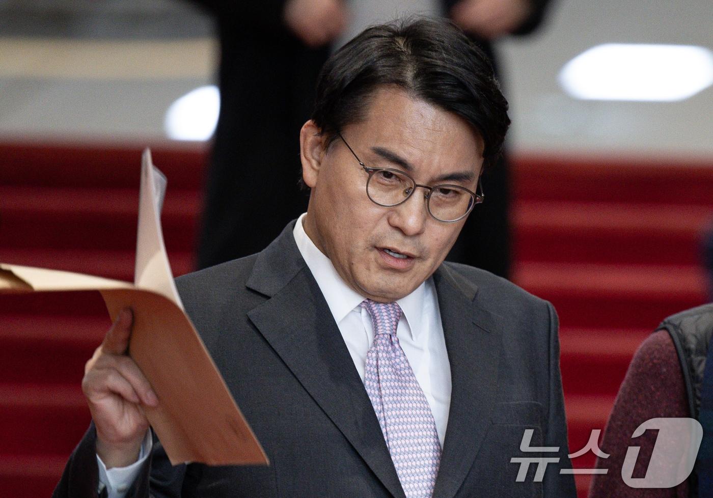 윤상현 국민의힘 의원이 8일 오후 서울 여의도 국회에서 열린 제420회 국회(임시회) 제4차 본회의에서 잠시 나와 이동하고 있다. 2025.1.8/뉴스1 ⓒ News1 이재명 기자