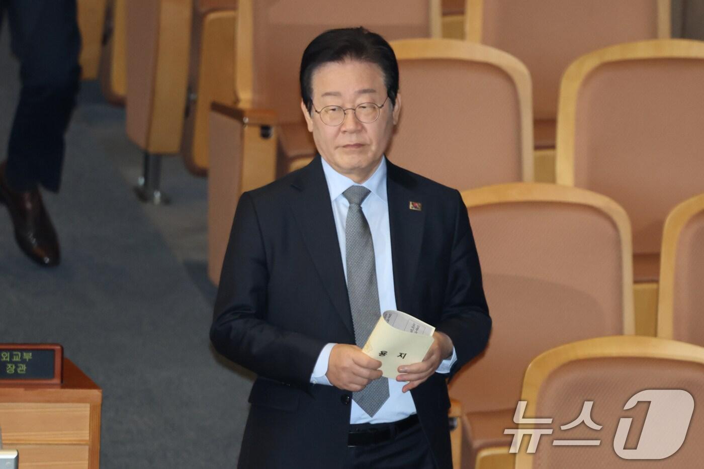 이재명 더불어민주당 대표가 8일 오후 서울 여의도 국회에서 열린 제420회국회(임시회) 제4차 본회의에서 내란·김건희 특검법, 농업4법 등 8개 법안 재의의 건 무기명 재투표를 하고 있다. 2025.1.8/뉴스1 ⓒ News1 이광호 기자