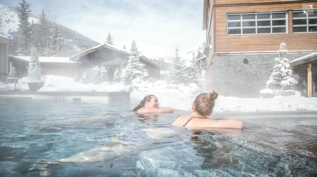 본문 이미지 - 자연 속에서 온천욕을 즐기며 몸과 마음을 재충전하는 캐나다인들. 웰빙을 중요시하는 이들의 새로운 힐링 방식이다. 2025. 01. 06/&lt;출처: CHARLEVOIX 홈페이지&gt;