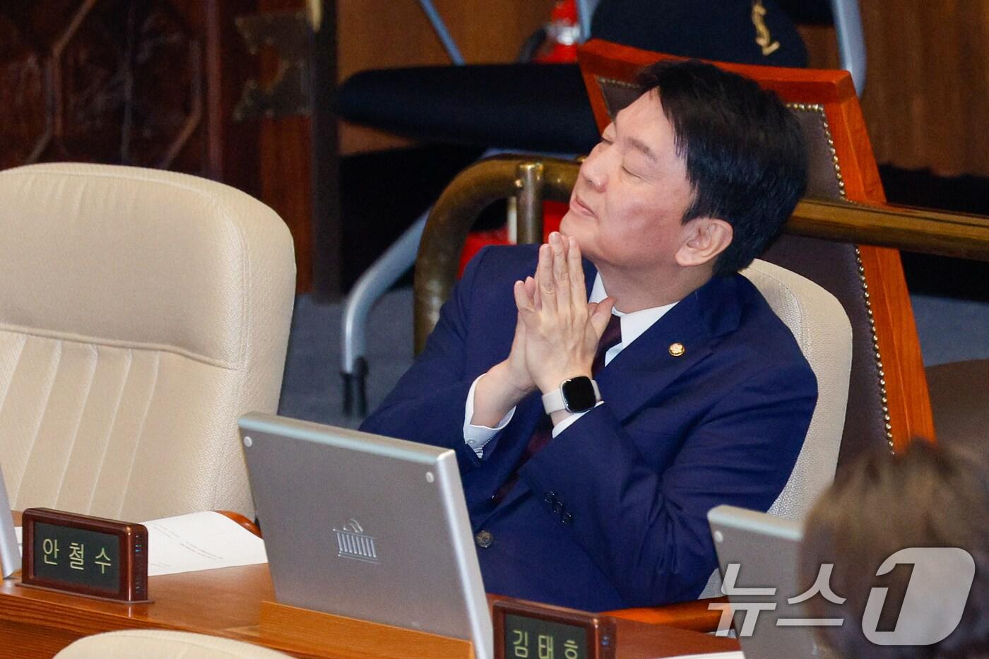 본문 이미지 - 안철수 국민의힘 의원이 8일 오후 서울 여의도 국회에서 열린 제420회국회(임시회) 제4차 본회의에서 내란·김건희 특검법, 농업4법 등 8개 법안 재의의 건 무기명 투표를 앞두고 생각에 잠겨 있다. 2025.1.8/뉴스1 ⓒ News1 안은나 기자
