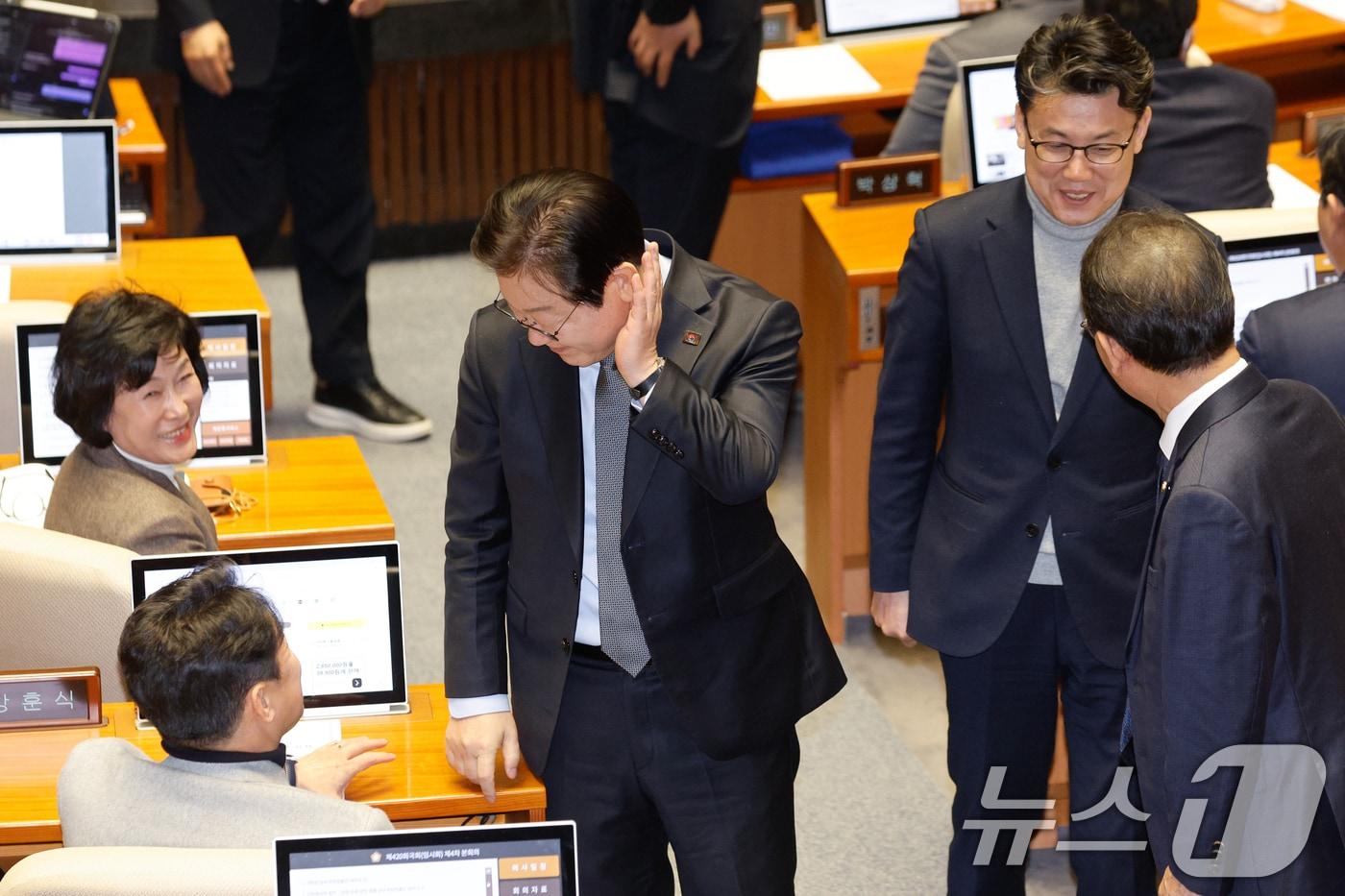 이재명 더불어민주당 대표가 8일 오후 서울 여의도 국회에서 열린 제420회국회(임시회) 제4차 본회의에서 내란·김건희 특검법, 농업4법 등 8개 법안 재의의 건 무기명 투표를 마친 뒤 동료 의원들과 대화하고 있다. 2025.1.8/뉴스1 ⓒ News1 안은나 기자