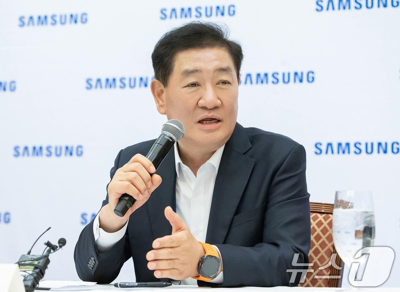 본문 이미지 - 삼성전자 한종희 대표이사 부회장이 7일(현지시간) 미국 라스베이거스 CES 2025 현장에서 열린 국내 기자간담회에서 질문에 답변하고 있다. (삼성전자 제공) 2025.1.8/뉴스1