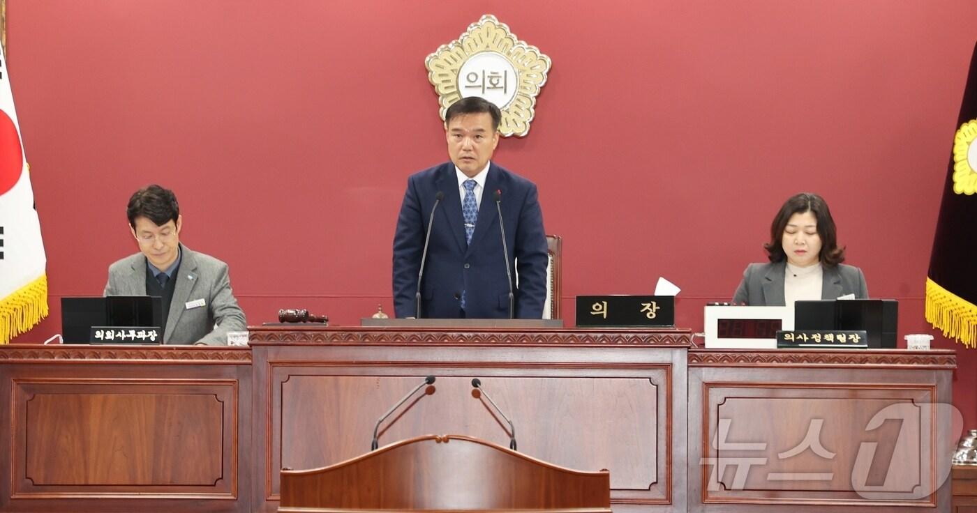 고창군의회(의장 조민규)는 7일부터 8일까지 2일간 일정으로 새해 첫 임시회를 열었다. 조민규 의장이 개회사를 하고 있다.(고창군의회 제공)2025.1.8/뉴스1 
