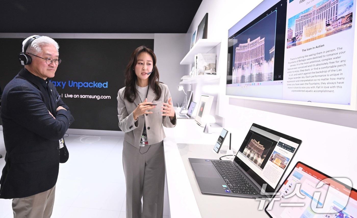 서경배 아모레퍼시픽그룹 회장이 세계 최대 가전·정보기술(IT) 전시회 CES 2025 개막일인 7일(현지시간) 미국 네바다주 라스베이거스 컨벤션센터(LVCC)에서 삼성전자 부스를 둘러보고 있다. (공동취재) 2025.1.8/뉴스1 ⓒ News1 신웅수 기자