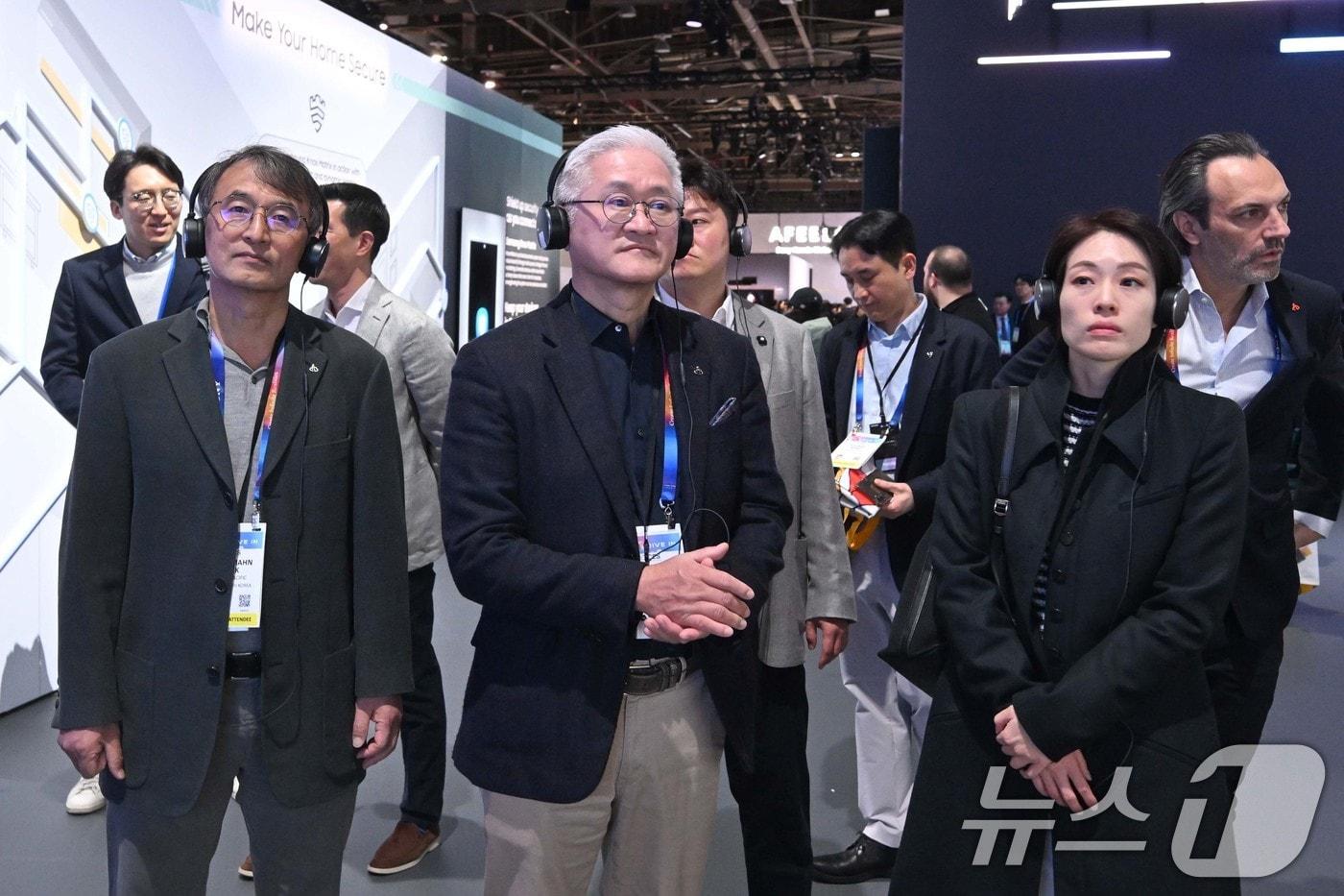 서경배 아모레퍼시픽그룹 회장이 세계 최대 가전·정보기술(IT) 전시회 CES 2025 개막일인 7일(현지시간) 미국 네바다주 라스베이거스 컨벤션센터(LVCC)에서 삼성전자 부스를 둘러보고 있다. (공동취재) 2025.1.8/뉴스1 ⓒ News1 신웅수 기자