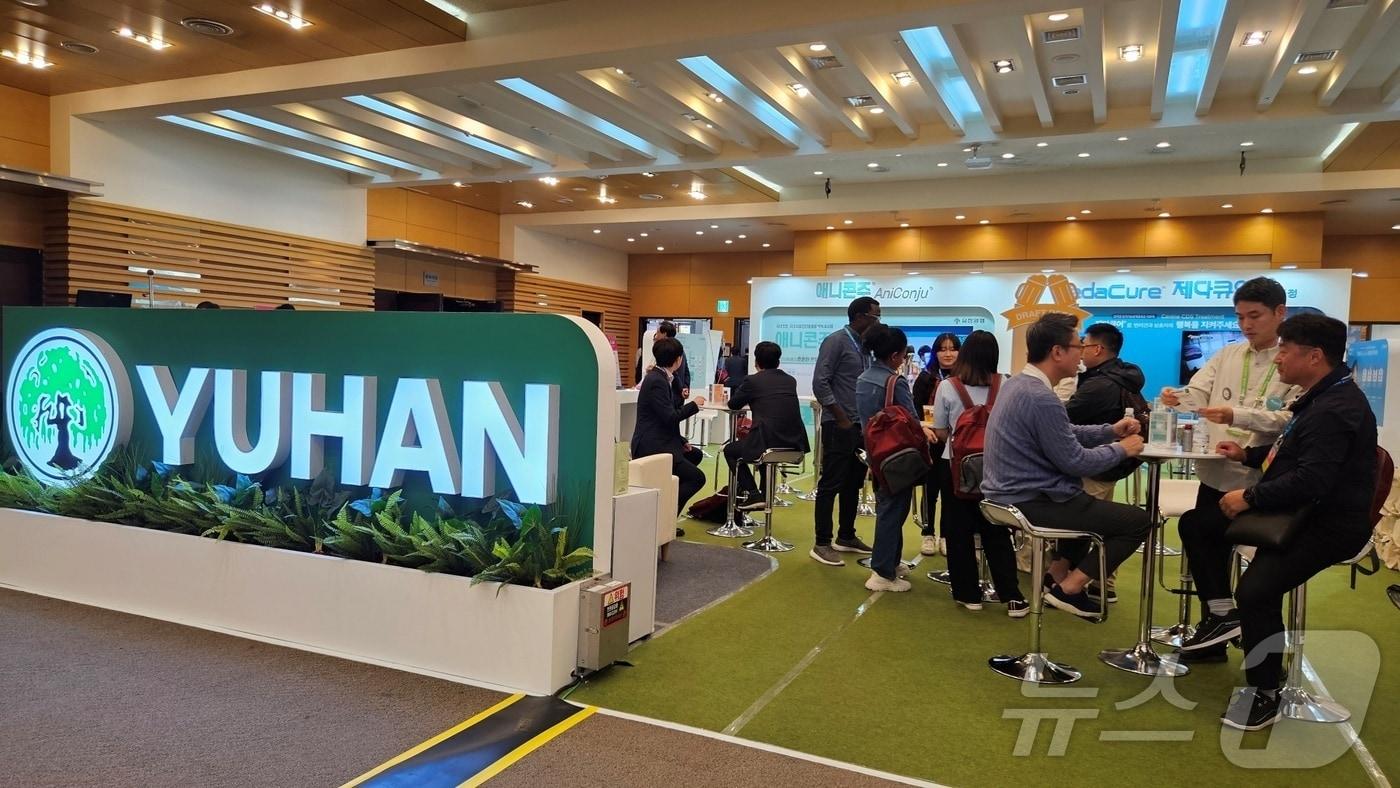 유한양행은 25일 'FAVA 2024'가 열린 DCC대전컨벤션센터 전시장에 부스를 마련하고 국내외 수의사들을 상대로 제품을 알렸다. ⓒ 뉴스1 