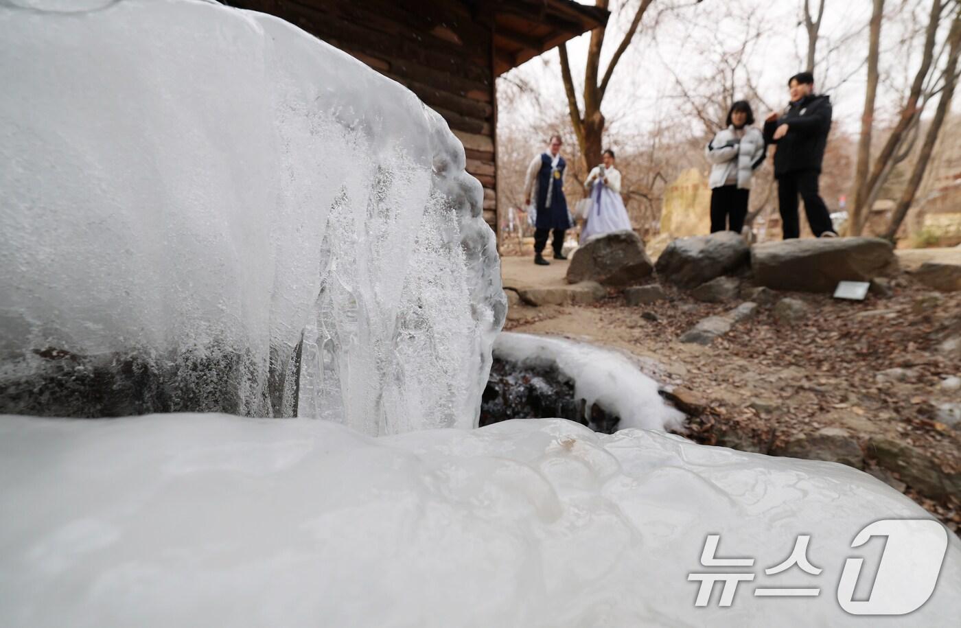지난 1월 용인시 기흥구 한국민속촌에 설치된 물레방아가 추위에 얼어 있다. 2025.1.8/뉴스1 ⓒ News1 김영운 기자
