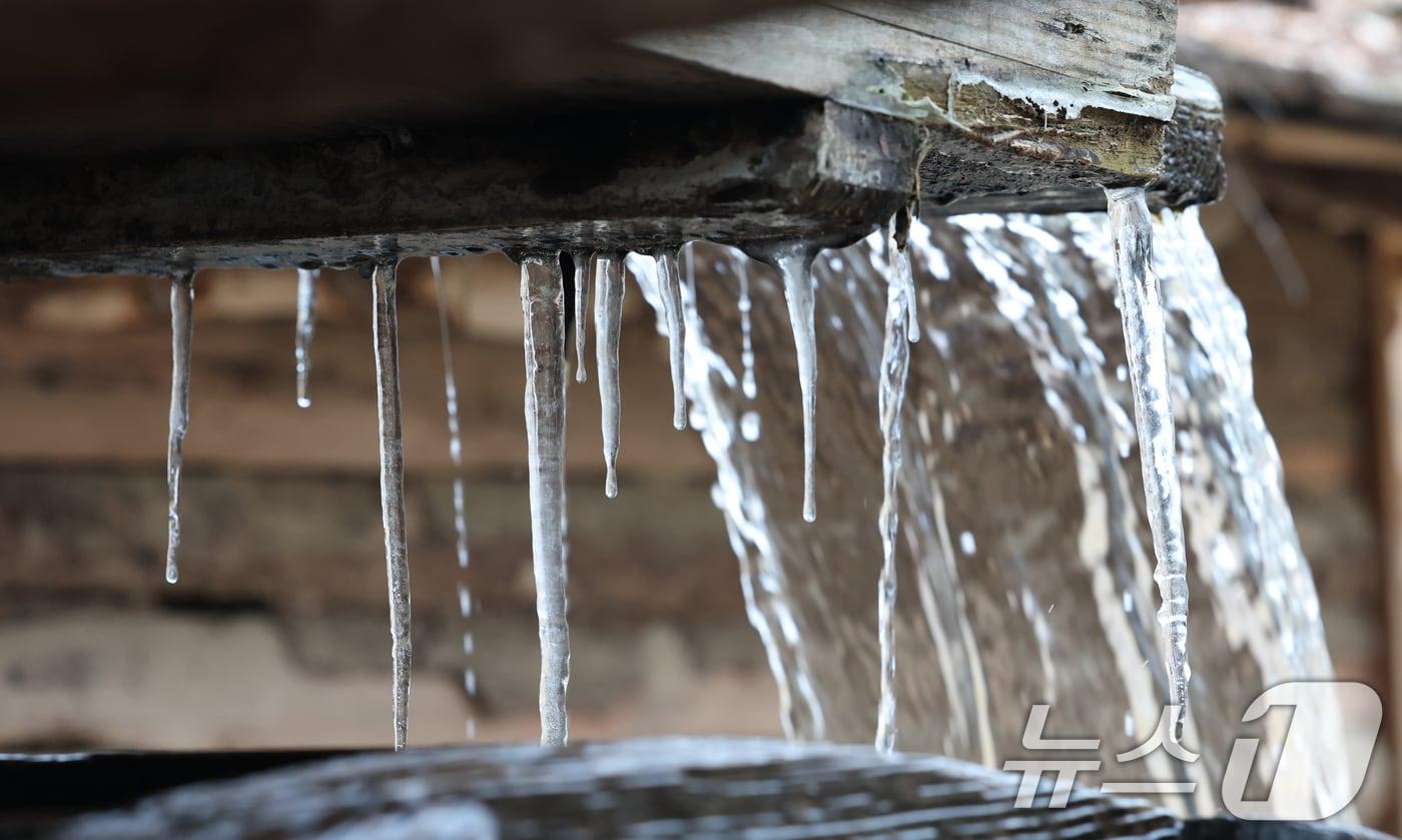  물레방아가 추위에 얼어 있다. 2025.1.8/뉴스1 ⓒ News1 김영운 기자