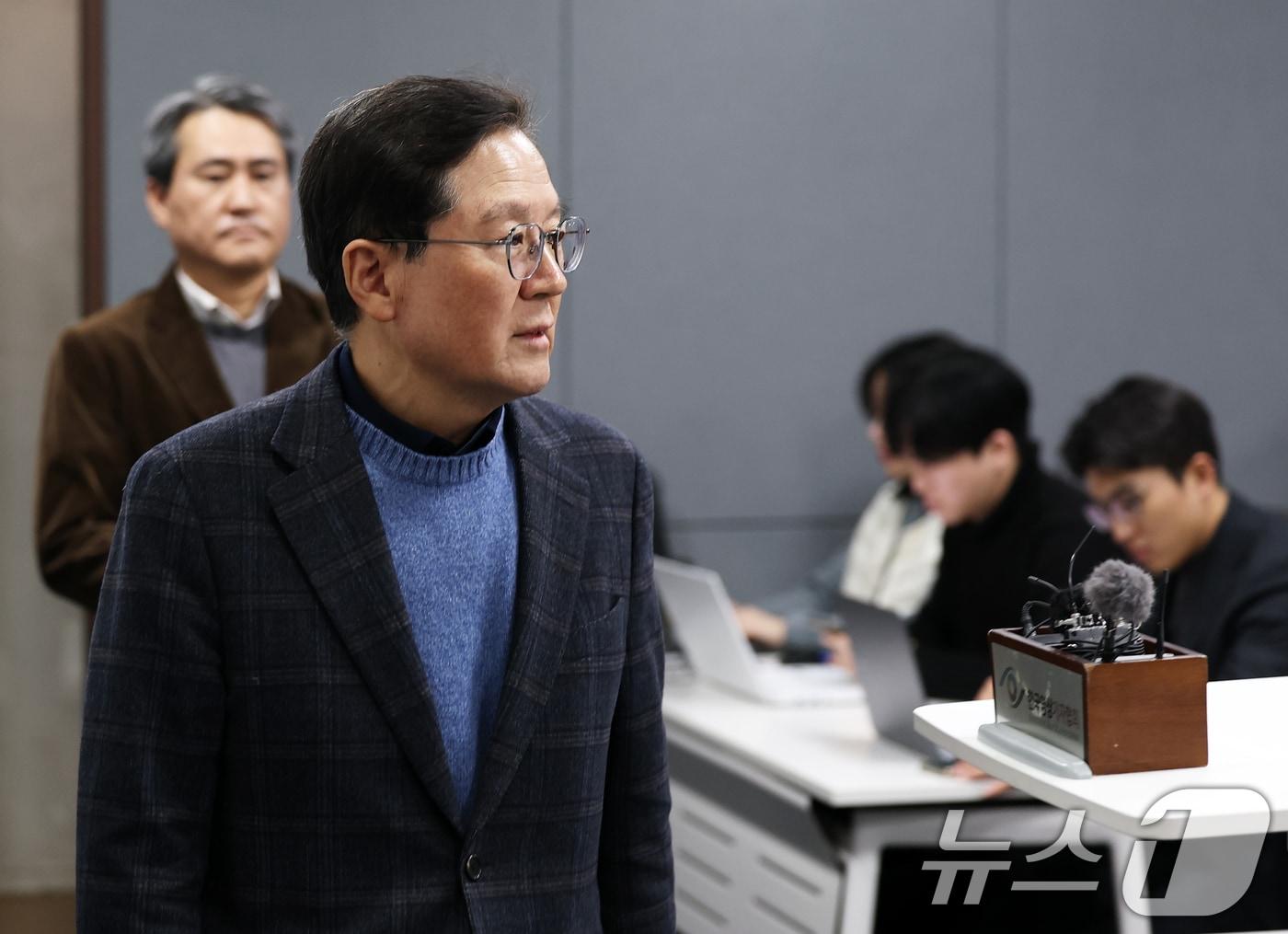 본문 이미지 - 윤석열 대통령의 탄핵심판 법률대리인인 윤갑근 변호사가 8일 오후 서울 서초구 한국컨퍼런스센터에서 열린 기자간담회에서 입장하고 있다. 2025.1.8/뉴스1 ⓒ News1 오대일 기자