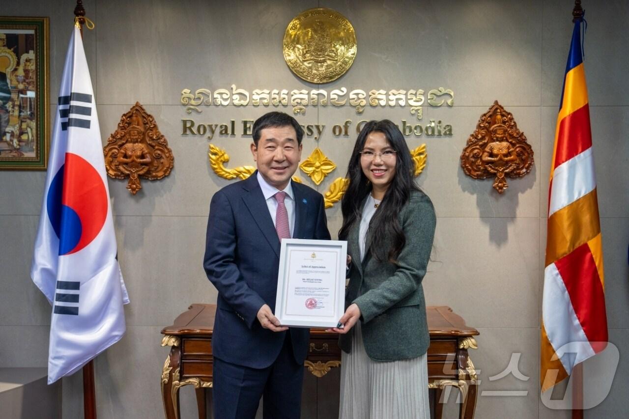 본문 이미지 - 이재영 충북 증평군수가 8일 주한 캄보디아 대사로부터 감사패를 받은 뒤 기념촬영을 하고 있다.(증평군 제공)/뉴스1