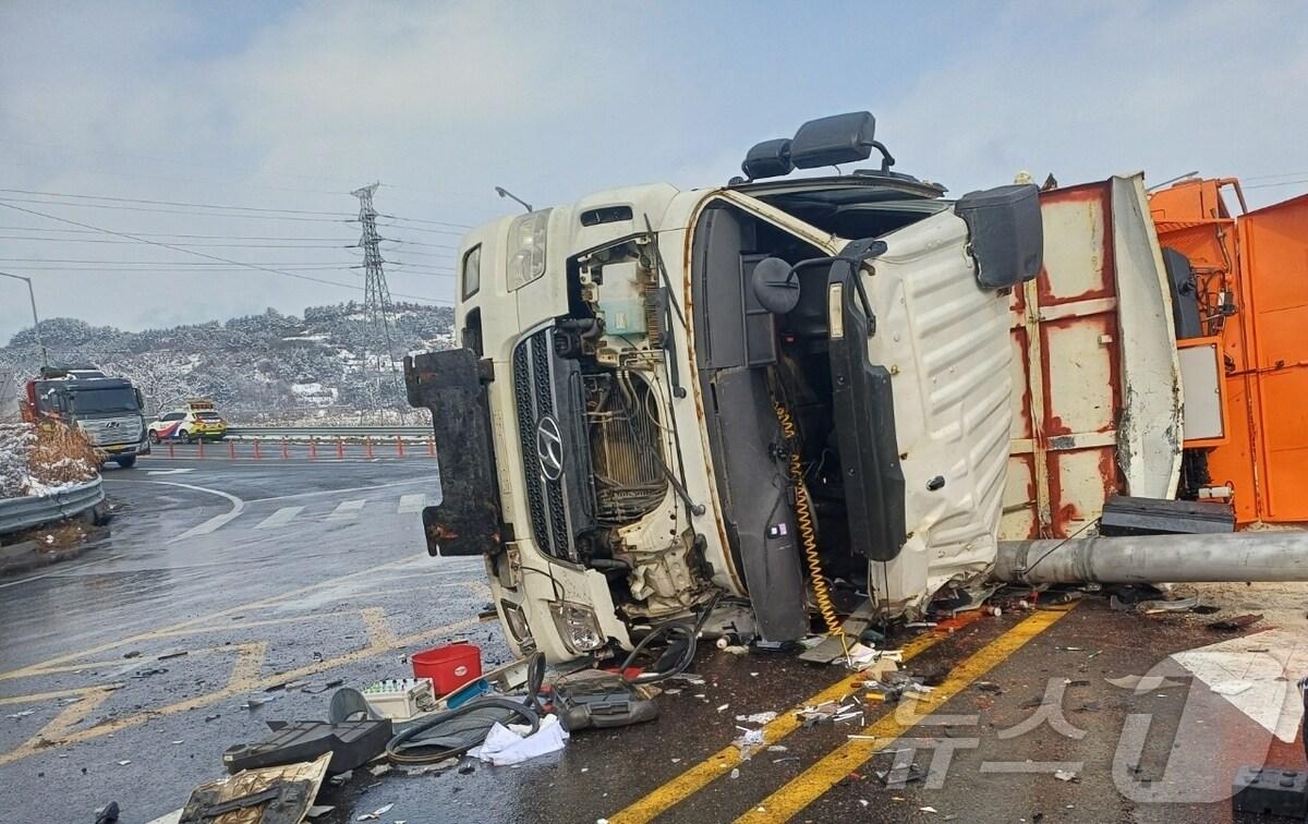본문 이미지 - 서천 화양면 옥포리 제설차 전도 사고 현장. (서천소방서 제공) / 뉴스1